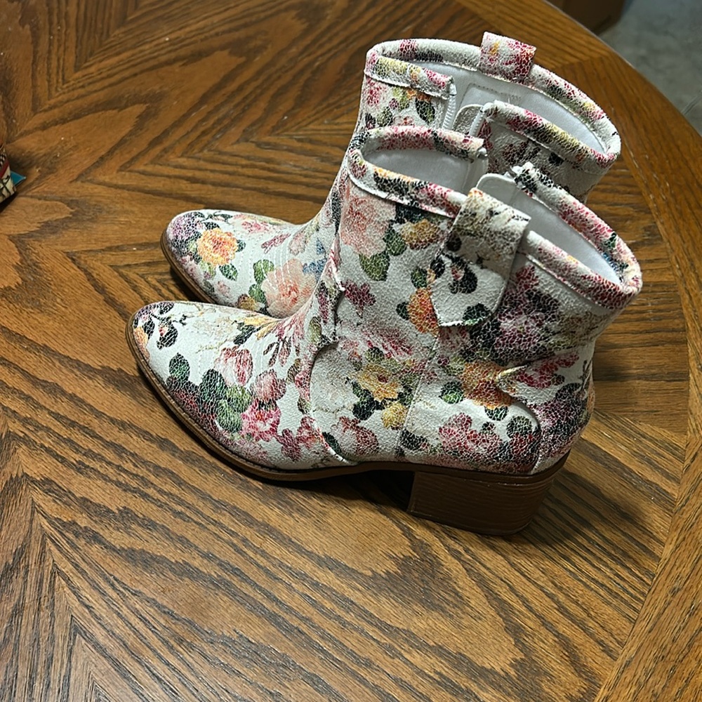 Shania floral booties size 8.5 in the color ivory NWOT